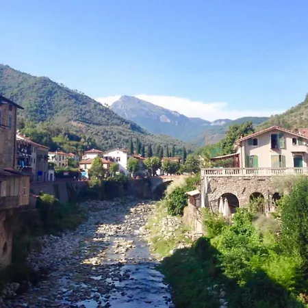 Casa Valentino In Via Liberale Sleeps 8 Italy * Isolabona