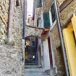 Appartamento Casa Valentino In Via Liberale Sleeps 8 Italy Isolabona