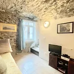Appartamento Casa Valentino In Via Liberale Sleeps 8 Italy Isolabona