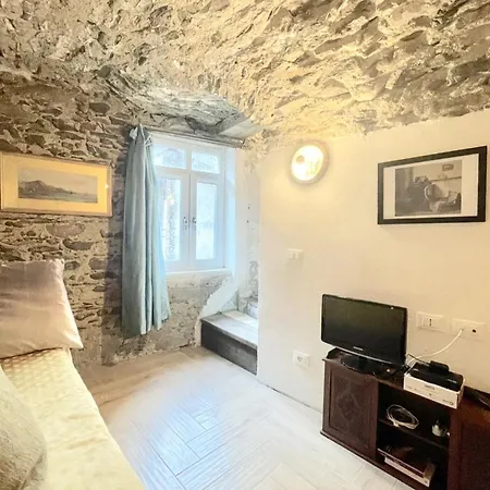 Apartment Casa Valentino In Via Liberale Sleeps 8 Italy Isolabona